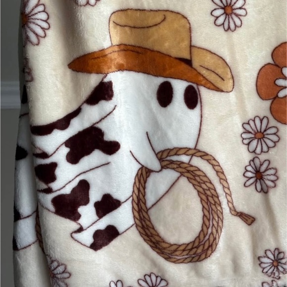 New! Cozy Cowboy Ghost Print Throw - Picture 5 of 5